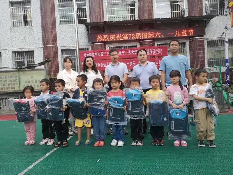 【国寿财险】从江县支公司到加鸠镇开展爱心助学活动