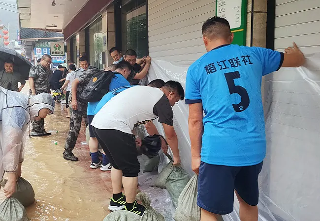 榕江农信社618组织人员防汛抗洪场景 (1).jpg