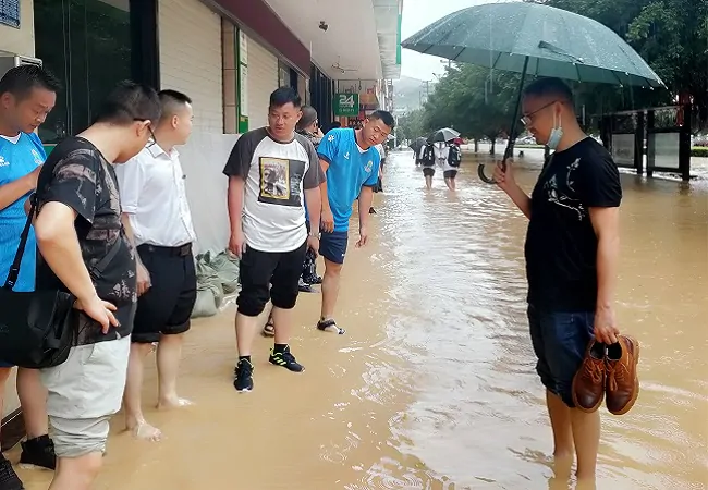 榕江农信社618组织人员防汛抗洪场景 (6).jpg