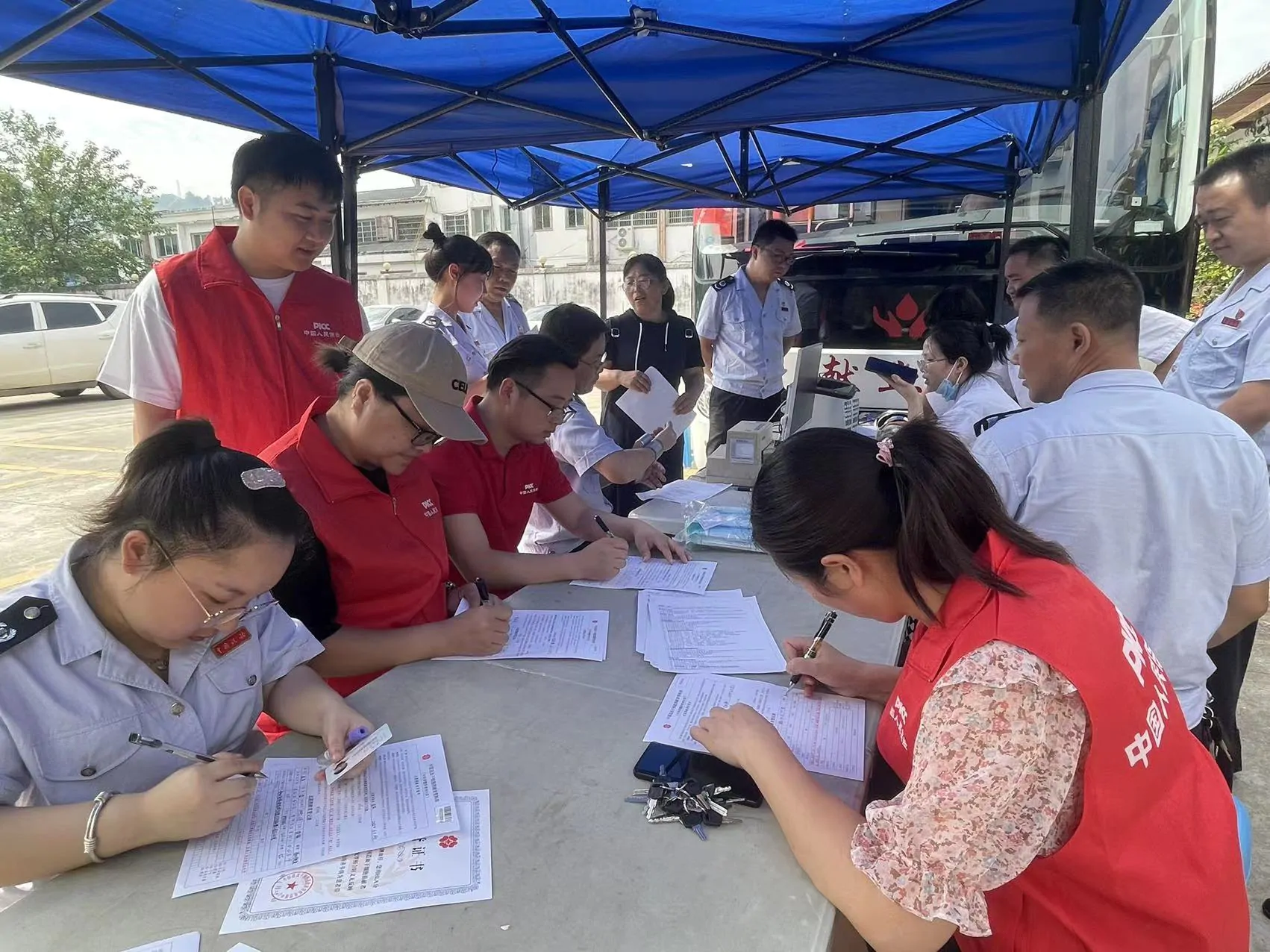 支公司员工踊跃参与献血活动.jpg