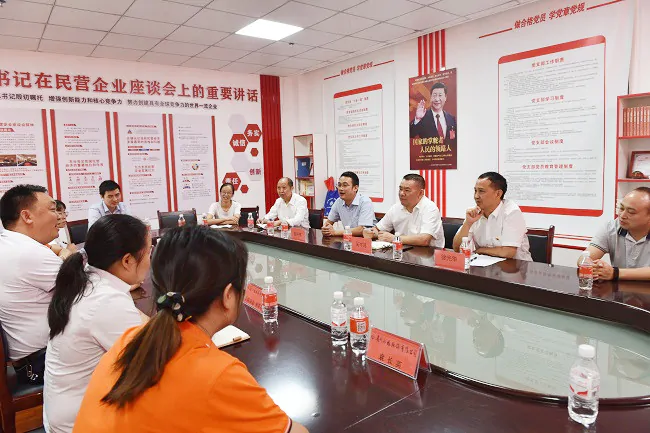 人民银行岑巩县支行携县邮政公司、邮储银行赴园区企业开展党建主题活动