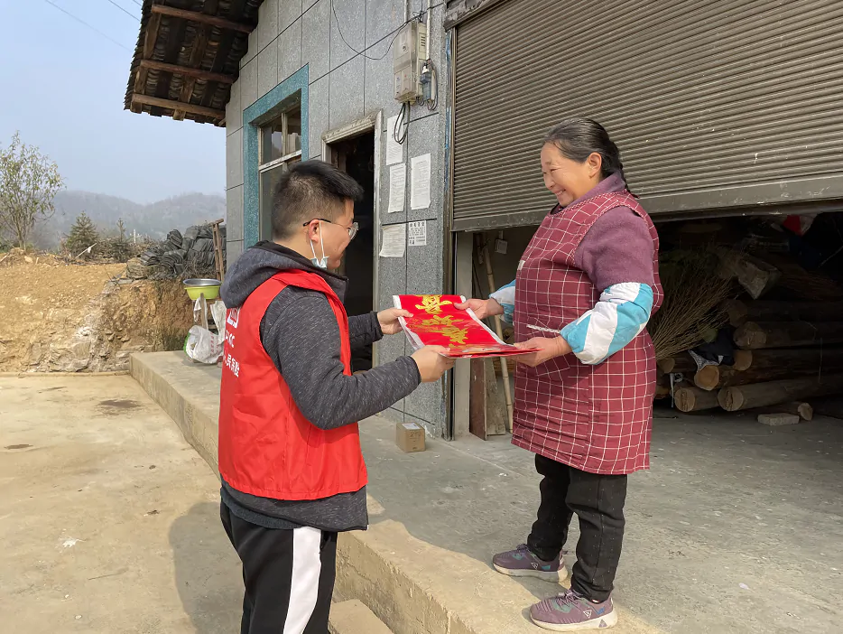 人保财险岑巩支公司新春慰问 送福到家