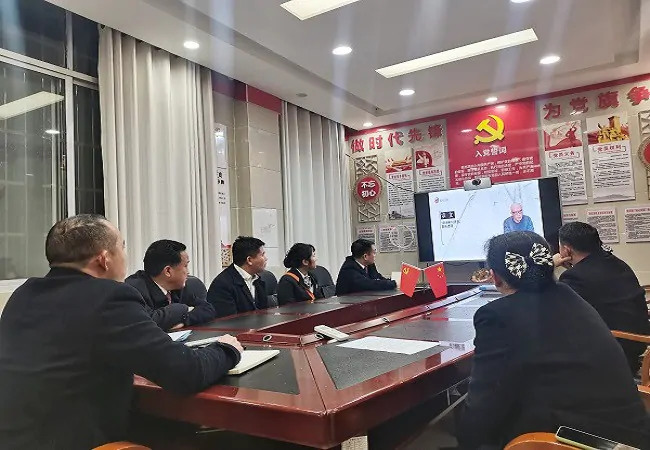 图为:网点员工集中收看.jpg