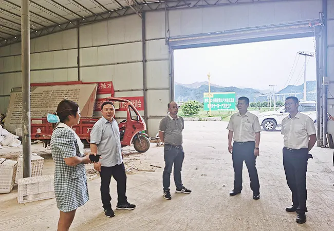 （图为：李志远一行深入榕江县农业生产龙头企业实地走访调研）2.png