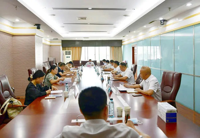 黔东南银保监分局党委委员、副局长袁应全到农行黔东南分行调研