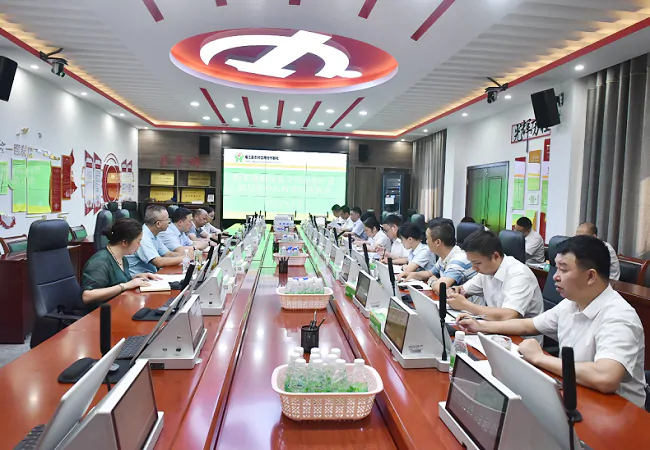 黔东南银保监分局党委书记、局长李志远赴榕江调研指导