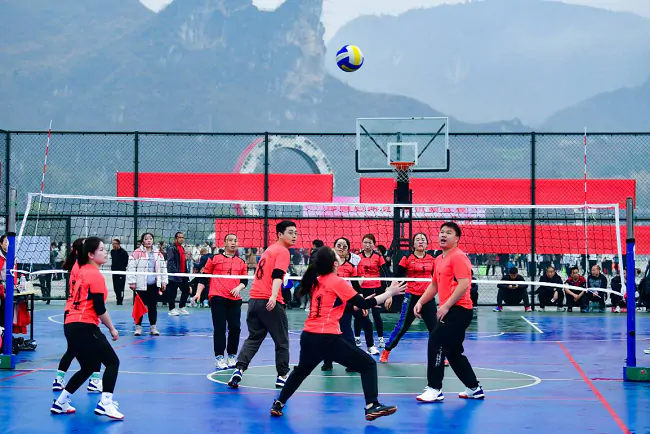 (图为:施秉农信联社队员参加县气排球比赛).png