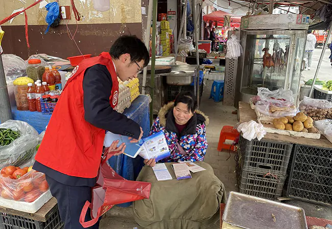 （图为：该行深入农贸市场开展金融知识宣传）.png