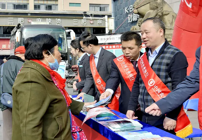 向来往群众宣讲金融知识 (1).JPG