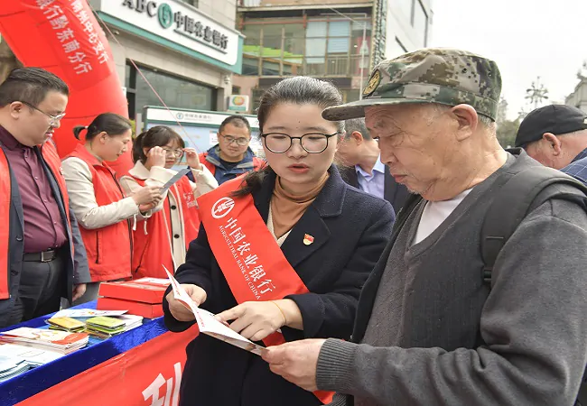 向来往群众宣讲金融知识 (3).JPG