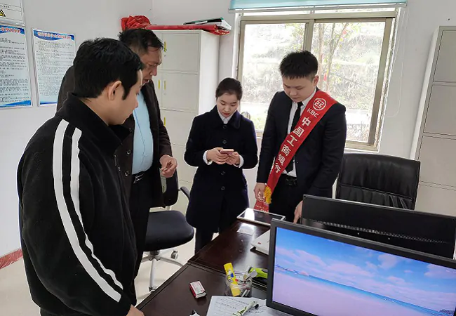 工行天柱支行：学雷锋在行动  上门开卡解民忧