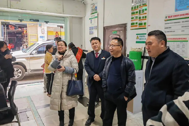 黔东南银保监分局到凯里农商银行基层网点调研指导工作