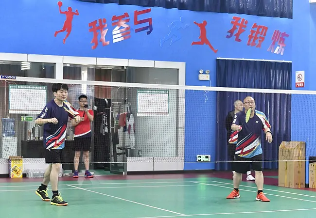 双方球员激烈角逐 11.jpg