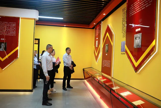 插图6:参观烈士陵园陈列馆.jpg