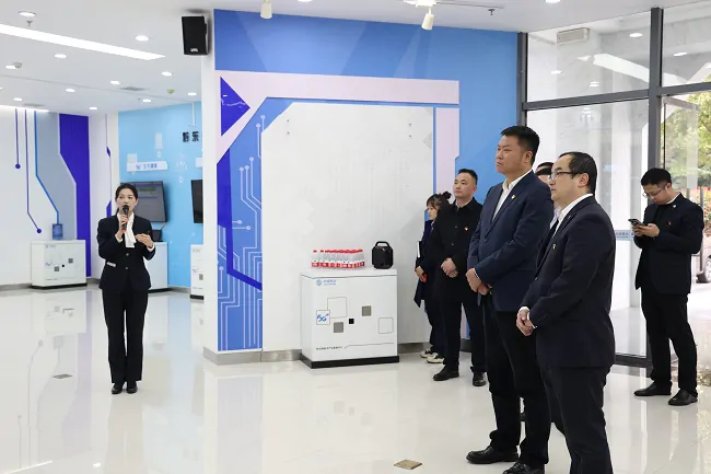 (图为:结对共建双方参观移动公司黔东南州地市级数据中心展示厅).jpg