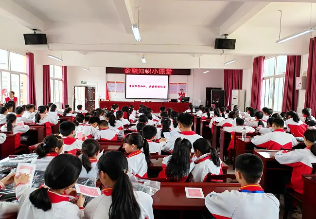 4.图为：开展“金融知识进校园”志愿活动（报银协）.jpg