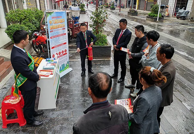 3.图为：施洞信用社开展防灾减灾日宣传，并为群众讲解灭火器的使用方法.jpg