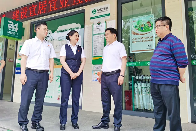 黔东南州政协及州市县总工会一行到凯里农商银行大十字支行城区户外劳动者综合服务站调研