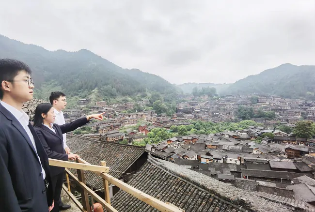 (图为:工行凯里分行到西江千户苗寨景区考察“黔旅快贷”“商户贷”落地情况).png