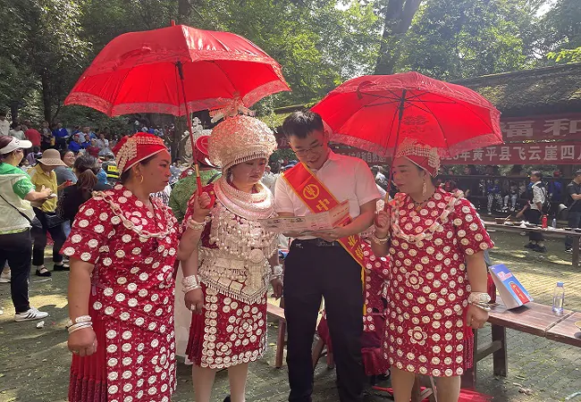 图为：黄平支行开展金融知识宣传活动 (2).jpg