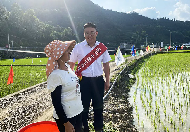 （图为：工商银行凯里分行到某制种基地开展实地调研）.png
