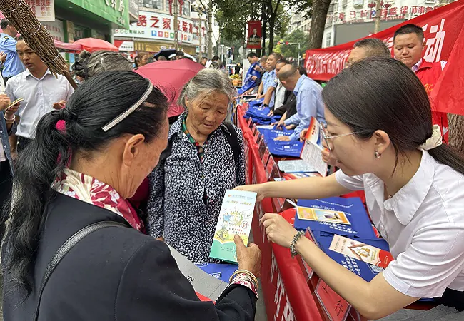 &ldquo;守住钱袋子 护好幸福家&rdquo;&mdash;&mdash;农发行麻江县支行开展防范非法集资集中宣传月活动