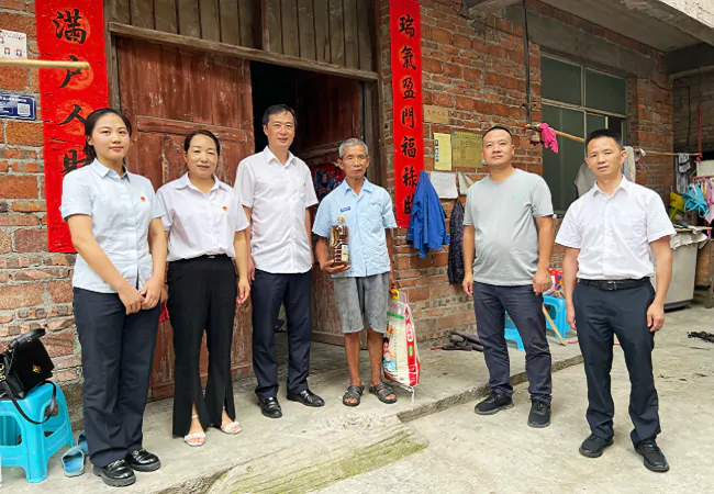 (图为:该行与台拱村党支部共同慰问困难老党员).png