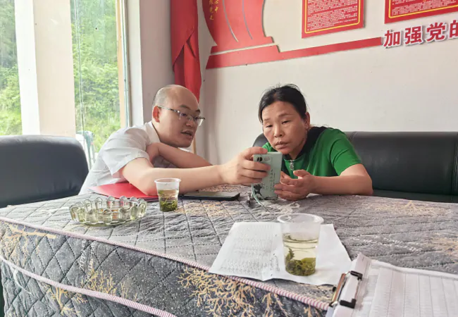 岑巩农信联社：上门服务心贴心，情系于民手握手