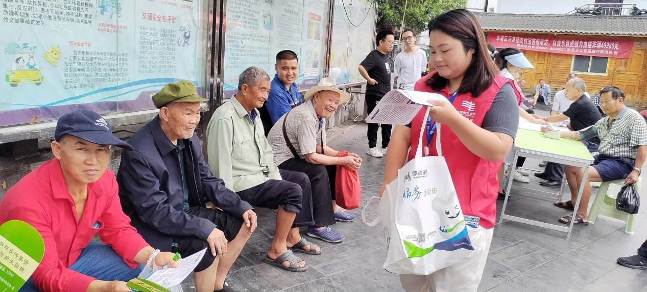 鼎和财险黔东南中支开展&ldquo;7.8全国保险公众宣传日&rdquo;进社区活动