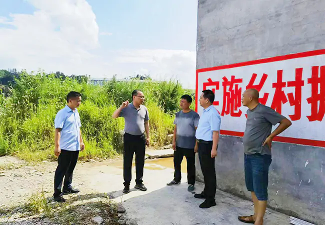 邮储银行黔东南州分行党委书记李强赴帮扶村调研