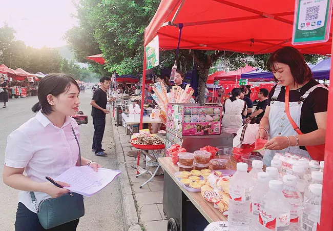 图为:为“村超”地摊经济摊主免费办理“黔农e付 ”.jpg