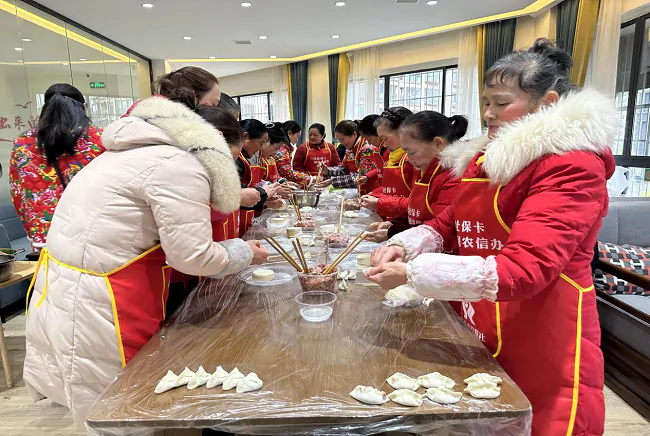 （图为：包饺子现场）.png