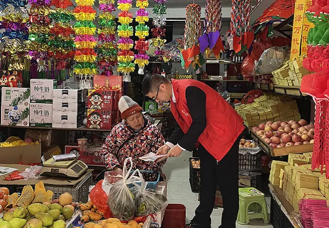 农发行锦屏县支行积极开展整治违法使用人民币图样宣传活动