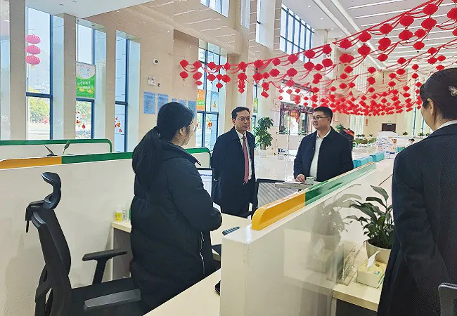 (图为:天柱农商行党委书记吴帆到网点督导).jpg