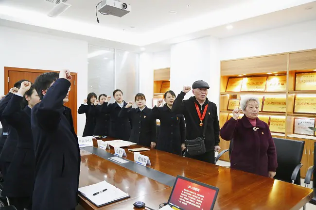 04 图为退休党员、青年党员、预备党员重温入党誓词2.JPG