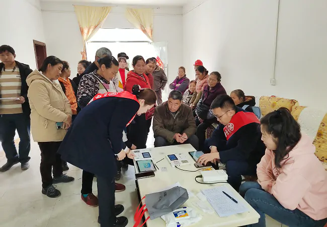 工行丹寨支行：办卡到茶山 助力采茶忙