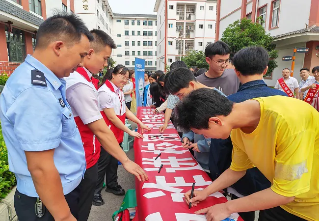 1.图为:学生参与反诈签名.jpg