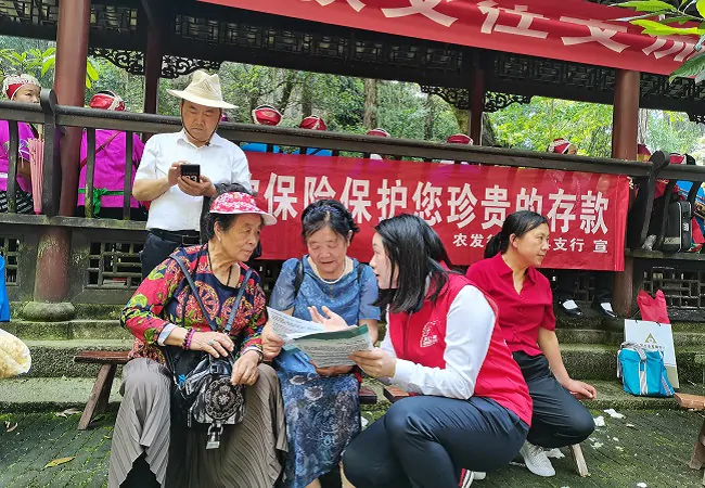 图为农发行黄平县支行宣传人员利用民族集会进景区开展宣传.jpg