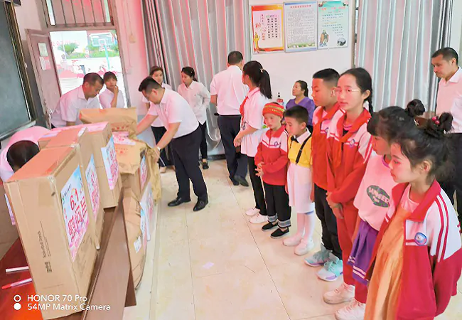 镇远农商银行：爱心捐赠助教育，情系校园暖童心