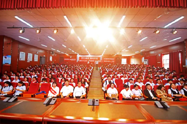 金融知识进校园 护航青春伴成长&mdash;&mdash;凯里农商银行参加校园主题宣传活动