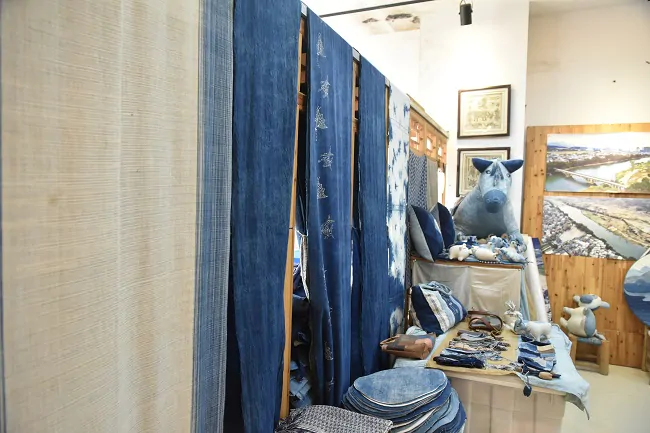 侗族织娘-赖雷和她的侗布布艺 (1).JPG