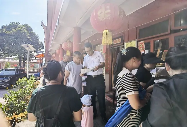 凯里农商银行炉山支行到石仙山开展金融知识宣传活动