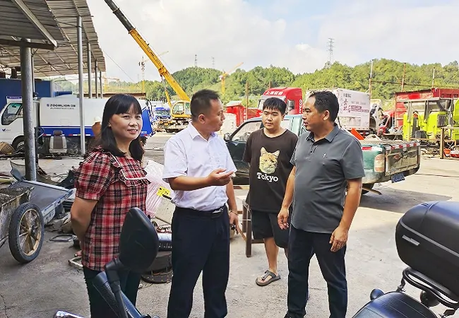 践行普惠大走访：凯里农商银行苗侗风情园支行把金融服务送上门