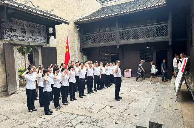 (图为:施秉农信联社党委组织开展“缅怀革命先烈 砥砺信念初心”主题党日活动).png