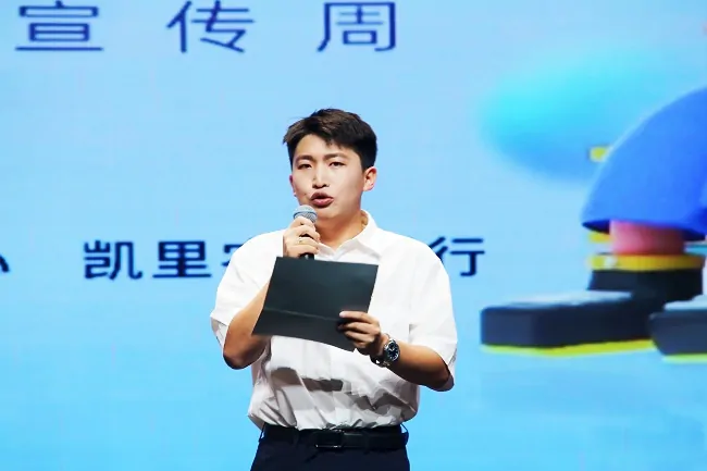 (图为: 人行工作人员宣传网络安全知识).jpg