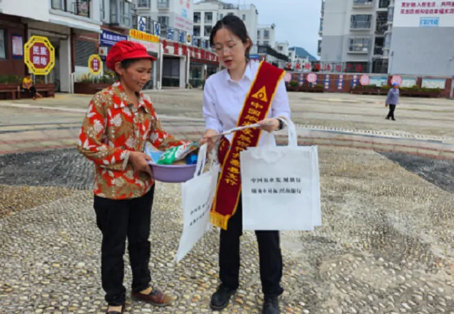 农发行丹寨县支行开展&ldquo;金融知识行万里  适老服务送关怀&rdquo;宣传活动