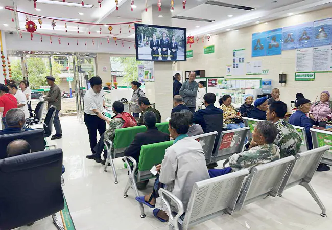 (图为:客户经理向客户发放金融知识普及宣传折页 ).png