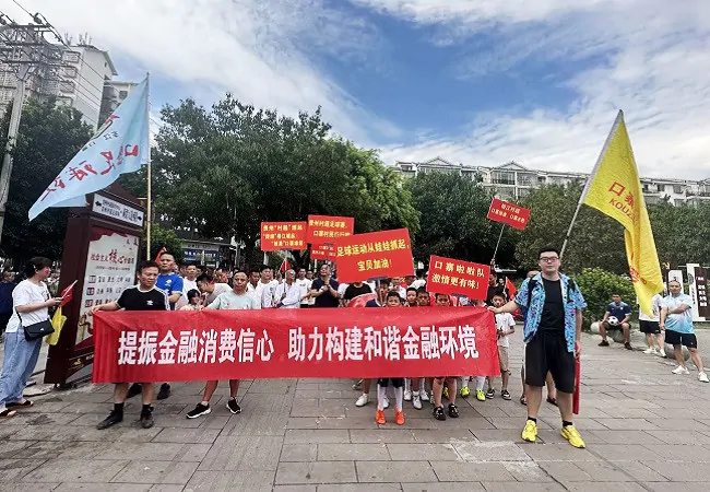 建行榕江支行“劳动者港湾”走进“村超”,为游客及劳动者们提供便民服务.jpg