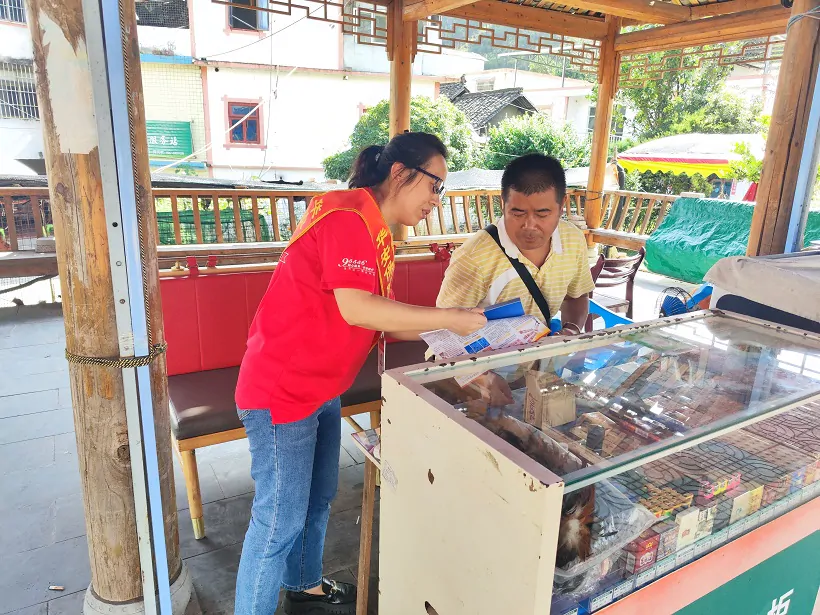 &ldquo;汇聚金融力量，共创美好生活&rdquo;&mdash;&mdash;华安保险黔东南中支开展金融消费者权益保护教育宣传&ldquo;进农村&rdquo;&ldquo;进商圈&rdquo;活动