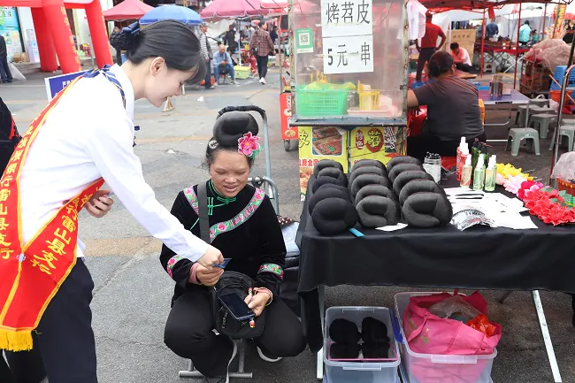 农发行雷山县支行开展利率政策普及宣传